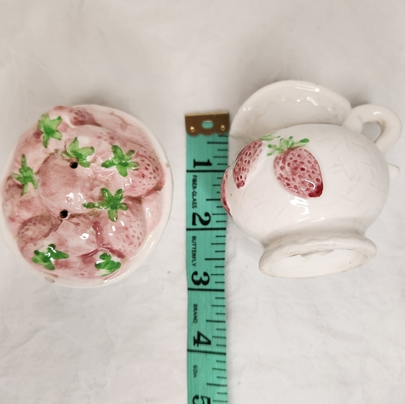 Strawberry Ceramic Salt and Pepper Shakers - Picture 10 of 10